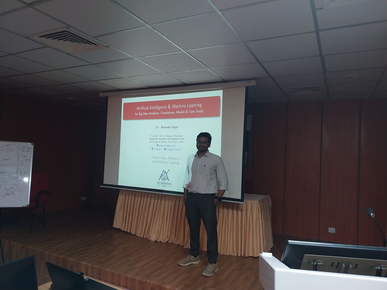 Dr. Avinash Gopa presenting on AI & Machine Learning